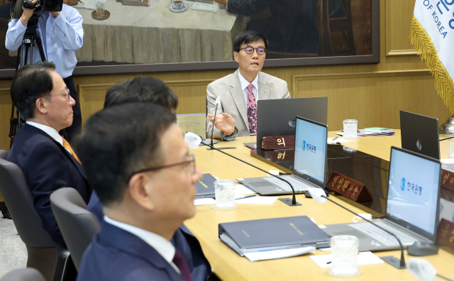 이창용 한국은행 총재가 10일 서울 중구 한국은행에서 열린 금융통화위원회를 주재하고 있다. 사진공동취재단