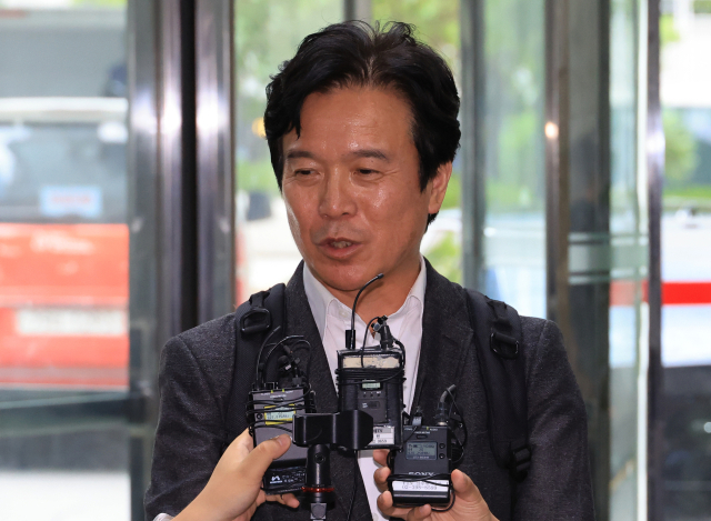 김영훈 고용노동부 장관 후보자가 지난달 24일 인사청문회 준비 사무실이 위치한 서울 중구 서울지방고용노동청으로 들어서며 기자의 질문에 답하고 있다 . 연합뉴스