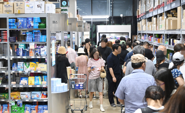 시민들이 4일 경기 성남시 수정구 메가팩토리약국에서 의약품을 구매하고 있다. 460㎡ 규모의 창고형 약국인 메가팩토리약국에서는 일반의약품과 건강기능식품, 반려동물 의약품 등 2500여 개의 품목이 판매 중이다. 성남=오승현 기자
