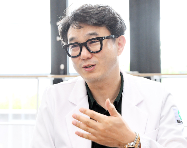정두선 메가팩토리약국 대표약사가 서울경제신문과 인터뷰 중이다. 성남=오승현 기자