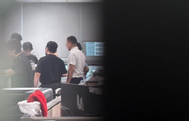 윤석열 전 대통령 배우자 김건희 여사와 관련한 의혹들을 수사하는 민중기 특별검사팀이 '공천 개입' 의혹 관련자들을 상대로 전격적인 동시다발 압수수색에 나선 8일 국회의원회관 내 윤상현 의원실의 모습. 연합뉴스