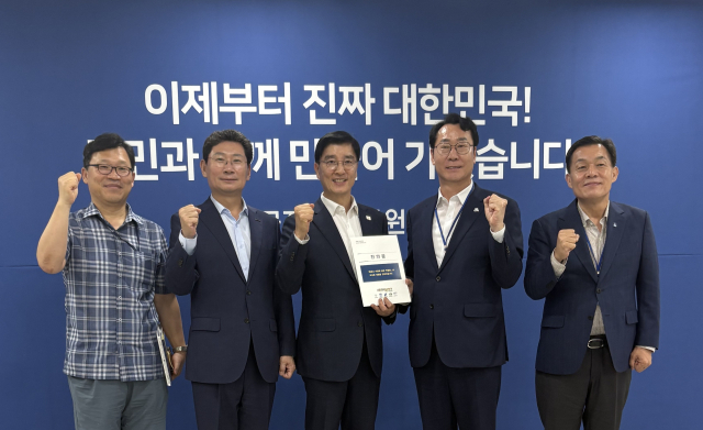 이상일(왼쪽 두번째) 용인시장이 지난 9일 서울 국정기획위원회를 찾아 이해식(왼쪽 세번째) 국정기획위원회 정치행정분과위원장을 만나 특례시 지원 특별법 제정을 위한 건의문을 전달하고 기념촬영을 하고 있다. 사진 제공 = 용인시
