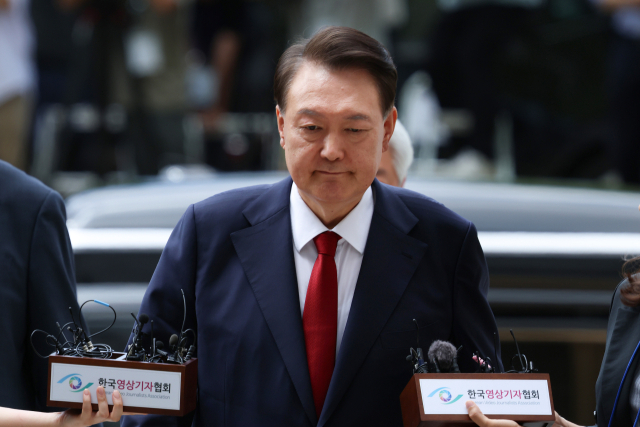 12·3 비상계엄과 관련해 특검의 수사를 받는 윤석열 전 대통령이 9일 서울 서초구 서울중앙지법에서 열린 영장실질심사에 취재진의 질문을 받으며 출석하고 있다. 사진공동취재단