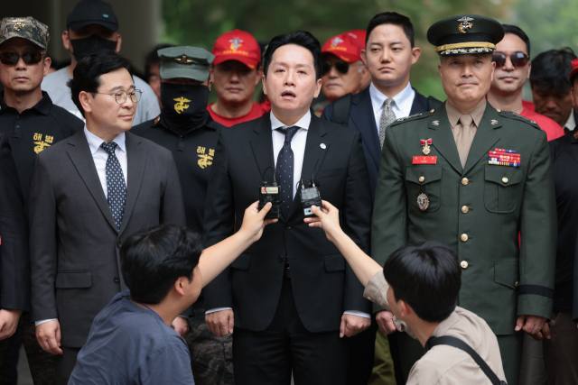 임태훈 군인권센터 소장이 6월 27일 서울 서초구 서울중앙지방법원에서 박정훈 전 해병대 수사단장의 '항명·상관 명예훼손 혐의' 2심 속행 공판에 앞서 기자회견을 열고 발언하고 있다. 연합뉴스