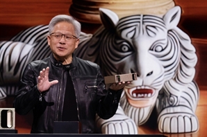 '시총 4조' 역사 쓴 젠슨 황 중국행…"9월 중국 전용 칩 출시"