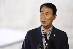 [단독]美 머물던 권오을 부부, 국내 업체서 급여 챙겨