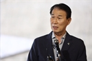 [단독]美 머물던 권오을 부부, 국내 업체서 급여 챙겨