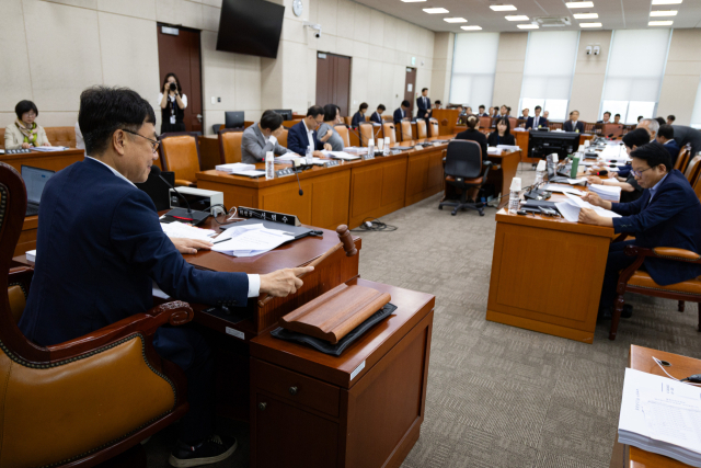 서범수 국회 행정안전위원회 법안심사제2소위원장이 9일 서울 여의도 국회에서 열린 제427회 국회(임시회) 제1차 법안심사제2소위원회에서 의사봉을 두드리고 있다. 뉴스1