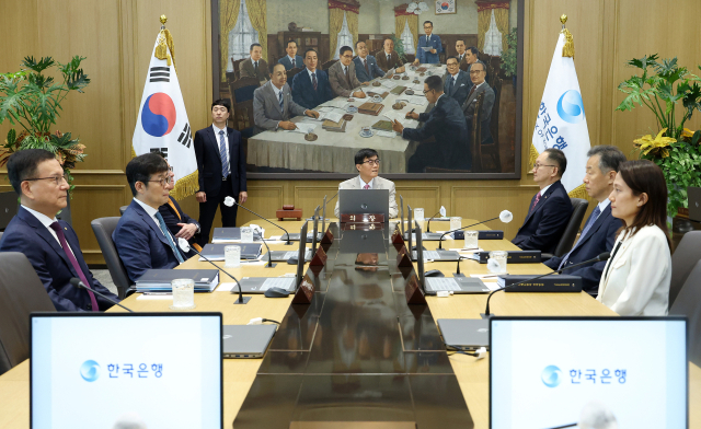 이창용 한국은행 총재가 10일 서울 중구 한국은행에서 열린 금융통화위원회를 주재하고 있다. 사진공동취재단