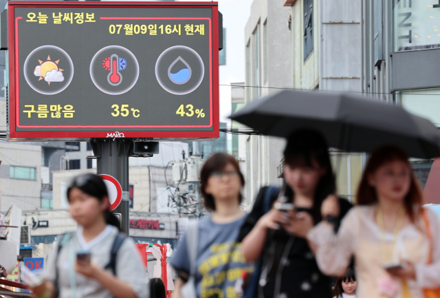 폭염이 계속되는 9일 서울마포구 홍대 부근 거리에 설치된 전광판에 이날 기온이 35℃로 표시돼 있다. 연합뉴스