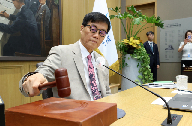 이창용 한국은행 총재가 10일 서울 중구 한국은행에서 열린 금융통화위원회에서 의사봉을 두드리고 있다. 사진공동취재
