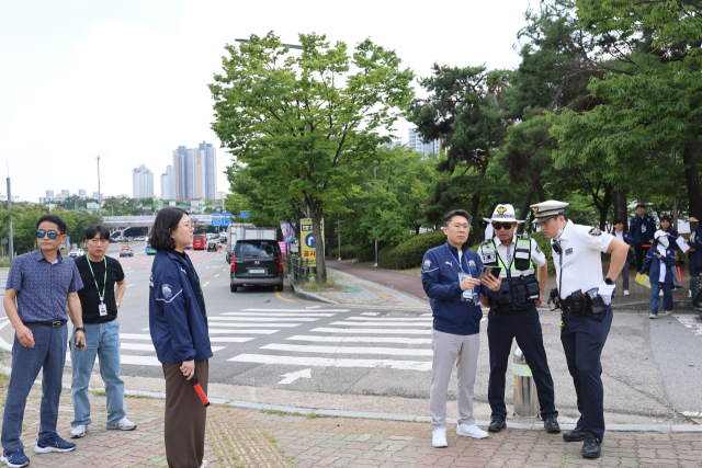 경기도수원월드컵경기장관리재단이 지난 9일 팔달구청, 수원중부경찰서와 함께 수원월드컵경기장 인근의 고질적인 불법주차 문제 해결을 위한 첫 유관기관 합동 단속을 실시하고 있다. 사진 제공 = 경기도수원월드컵경기장관리재단