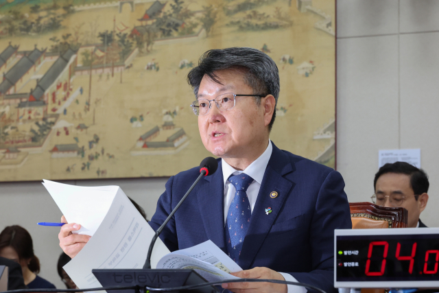지난달 11일 오석환 교육부 차관이 서울 여의도 국회에서 열린 교육위원회 전체회의에서 질의에 답하고 있다.연합뉴스