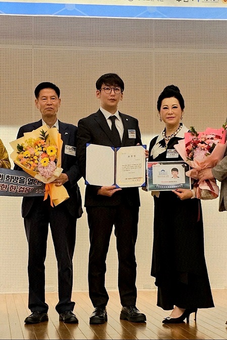 사진 : 2025년 7월 8일, ‘제14회 대한민국청년 희망프로젝트 도전페스티벌’ 시상식에서 ㈜리멤버러스 이영인 대표(무대 중앙, 검은 정장)가 국회 농림축산식품해양수산위원장 표창을 수상하고 있다.