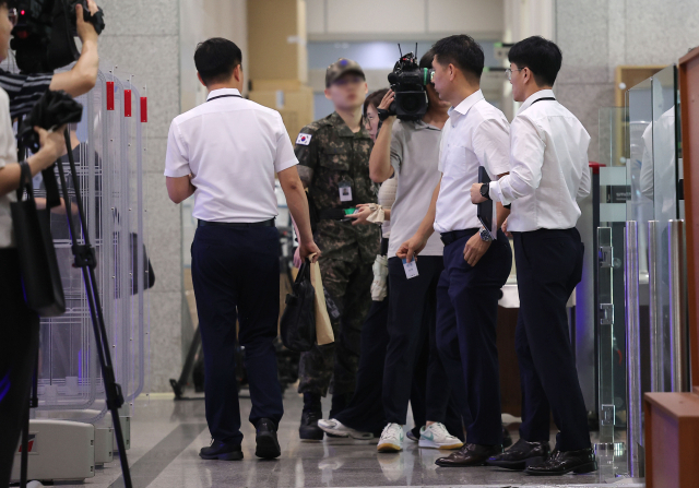 해병대 채 상병 사건 수사방해 의혹을 수사하는 이명현 순직해병특검팀이 수사외압 의혹의 단초가 된 'VIP 격노설' 수사를 위해 10일 서울 용산구 국방부 청사에 도착, 압수수색에 나서고 있다. 연합뉴스