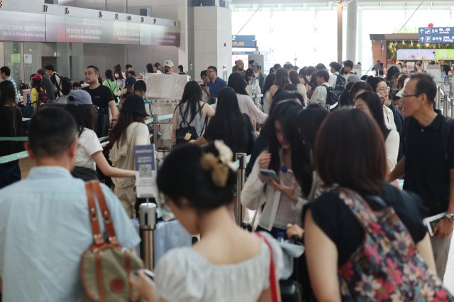 6일 붐비는 인천국제공항 1터미널 출국장. 연합뉴스.