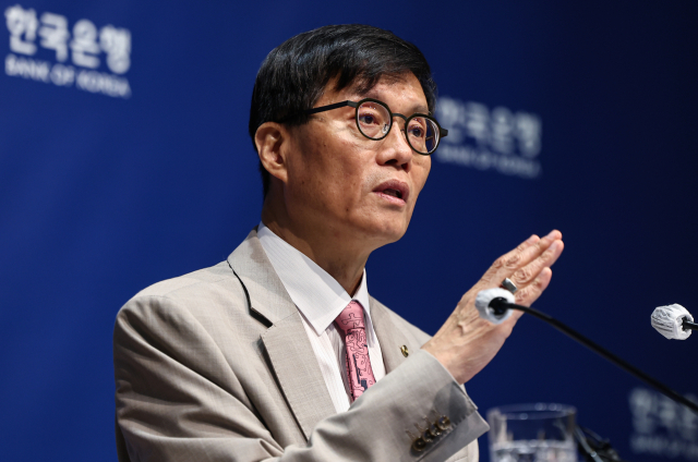 이창용 한국은행 총재가 10일 서울 중구 한국은행에서 열린 금융통화위원회 금리 결정에 대한 기자간담회에서 취재진 질문에 답하고 있다. 사진공동취재단