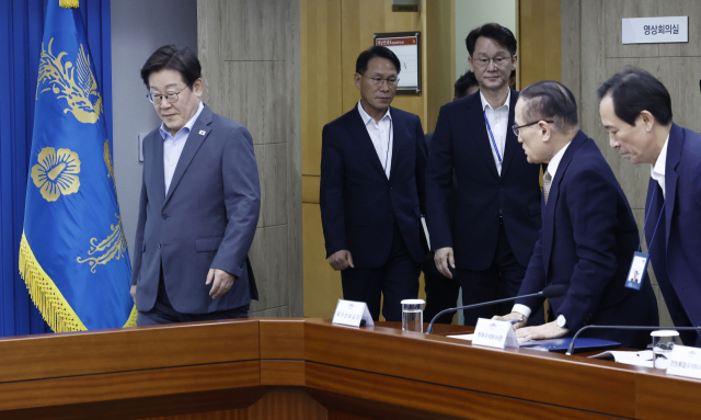 이재명 대통령이 10일 서울 용산 대통령실 청사에서 열린 3차 수석·보좌관 회의에 입장하고 있다. 연합뉴스