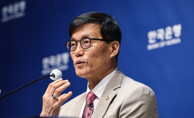 이창용 한국은행 총재가 10일 서울 중구 한국은행에서 열린 금융통화위원회 금리 결정에 대한 기자간담회에서 발언하고 있다. 사진공동취재단