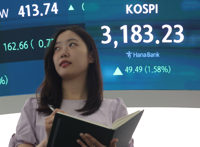 10일 오후 서울 중구 하나은행 딜링룸. 연합뉴스