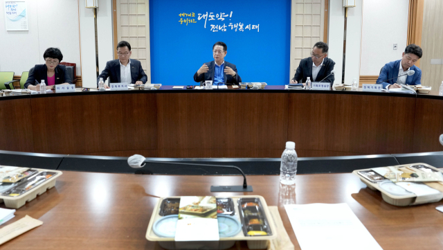 김영록(가운데) 전남도지사가 10일 전남도청 정약용실에서 열린 도정 현안 논의 실국 간담회에서 실국장들과 함께 도시락으로 오찬을 대신하며 서남권 인구 50만 에너지 혁신성장벨트, 광양·순천 미래첨단소재 국가산단 조성 등 시급한 도정 현안 등을 논의하고 있다. 사진 제공=전라남도