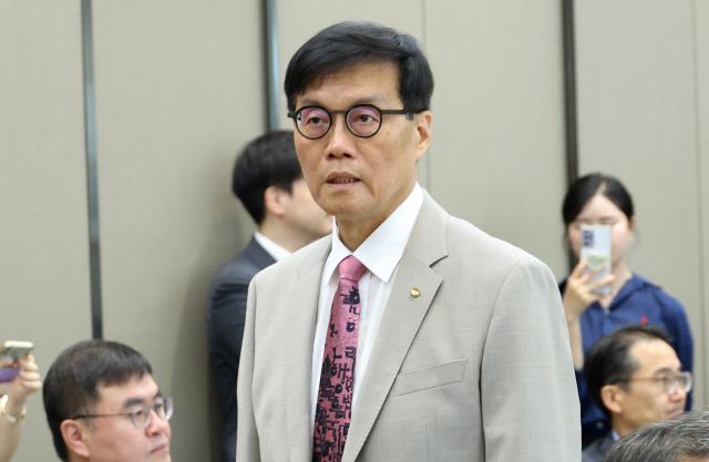 이창용 한국은행 총재가 10일 서울 중구 한국은행에서 열린 금융통화위원회에 참석하고 있다. 사진공동취재단
