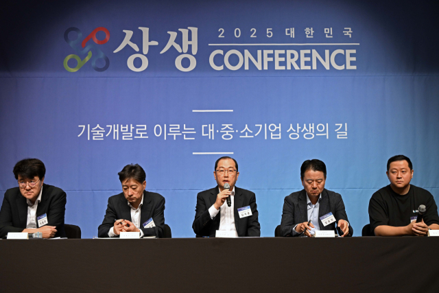 10일 서울 중구 신라호텔에서 열린 ‘2025 대한민국 상생 컨퍼런스’에서 패널들이 토론하고 있다. 이동주(왼쪽부터) 중소벤처기업연구원 부원장, 박용순 중소벤처기업부 기술국장, 김지훈 LG유플러스 CSO, 정윤찬 삼성전자 상생협력팀장(상무), 채명수 노타 대표. 조태형 기자
