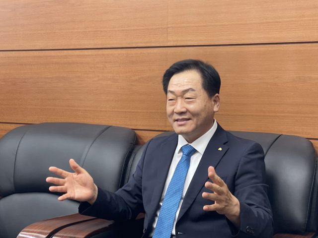 김영화 고령새마을금고 이사장이 10일 경북 고령새마을금고 본점에서 서울경제신문과 인터뷰를 진행하고 있다. 신중섭 기자