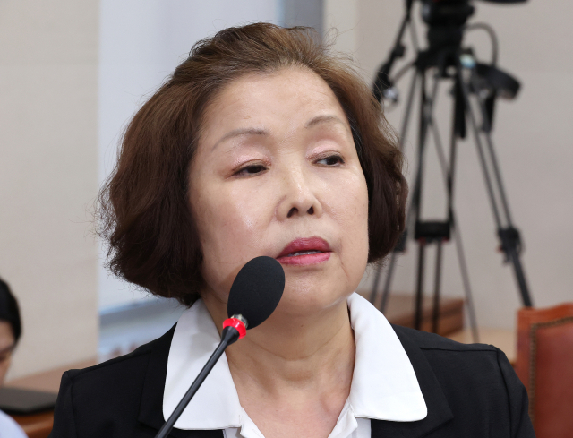 10일 서울 여의도 국회 교육위원회에서 열린 리박스쿨 청문회에 증인으로 출석한 손효숙 리박스쿨 대표가 의원 질의에 답변하고 있다. 연합뉴스