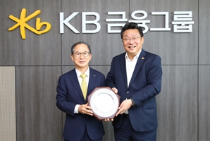 ‘저출생 극복 기여’…감사패 받은 양종희 KB금융 회장