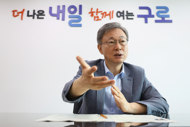 장인홍 구로구청장이 10일 구로구청에서 진행된 서울경제신문과의 인터뷰에서 구로구 주거환경 개선 방안에 대해 설명하고 있다. 사진제공=구로구