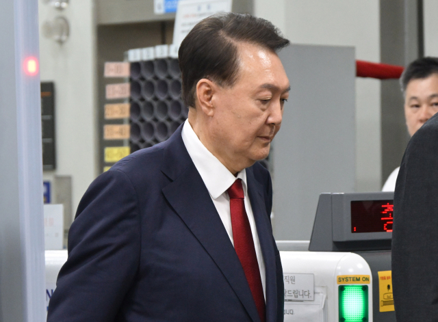 12.3 비상계엄 사태 관련 내란 혐의를 받는 윤석열 전 대통령이 9일 서울 서초구 서울중앙지방법원에서 구속 전 피의자 심문(영장실질심사)을 마치고 법원을 나서고 있다. 사진공동취재