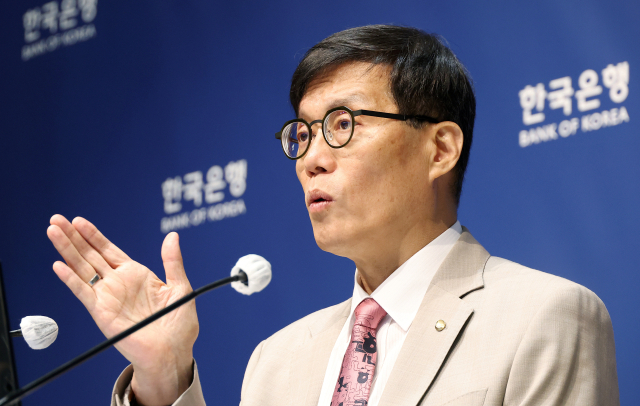 이창용 한국은행 총재가 10일 서울 중구 한국은행에서 열린 금융통화위원회 금리 결정에 대한 기자간담회에서 취재진 질문에 답하고 있다. 사진공동취재단