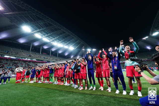 지난달 10일 열린 쿠웨이트와의 3차 예선 최종전 종료 후 관중들에게 인사를 건네는 축구 대표팀 선수들. 사진 제공=대한축구협회
