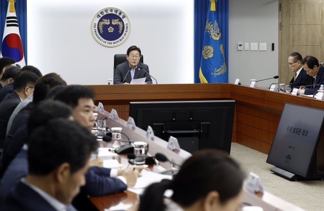 이재명 대통령이 10일 서울 용산 대통령실 청사에서 열린 3차 수석·보좌관 회의에서 발언하고 있다. 연합뉴스