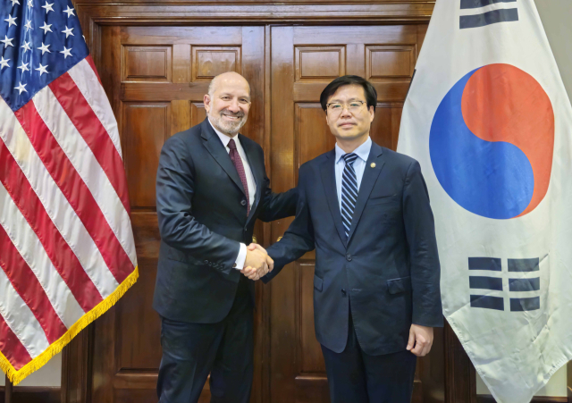 여한구(오른쪽부터) 산업통상자원부 통상교섭본부장이 9일(현지시간) 미국 워싱턴 DC 상무부에서 하워드 러트닉 미국 상무부 장관과 악수하며 기념 촬영하고 있다. 사진 제공=산업부