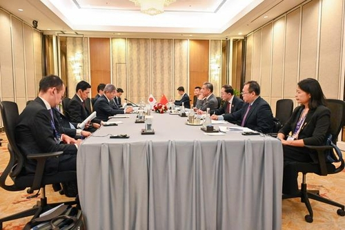 말레이서 만난 中日 외교…中 "규정 따르면 희토류 수요 확보될 것"