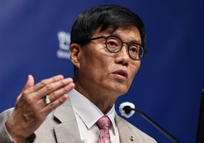 [사설] 기준금리 동결, 집값 안정·경기 회복 정책 조합 찾을 때다