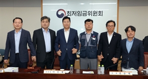 노사, 최저임금 합의는 ‘양보’…‘큰 숙제’ 떠안은 정부