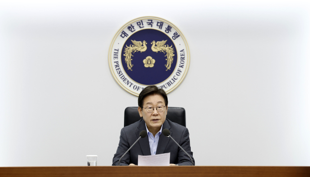 이재명 대통령이 10일 서울 용산 대통령실 청사에서 열린 3차 수석·보좌관 회의에서 발언하고 있다. 연합뉴