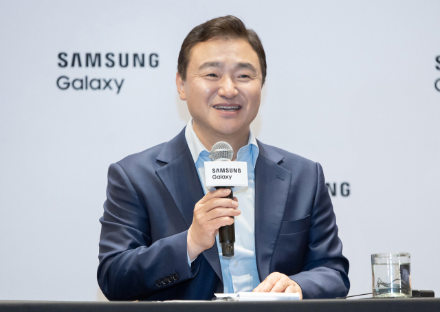 노태문 삼성전자 DX부문장 직무대행 사장이 9일(현지시간) '삼성 갤럭시 언팩 2025' 행사 후 미국 뉴욕 브루클린의 한 호텔에서 열린 기자 간담회에서 질문에 답하고 있다. 사진제공=삼성전자