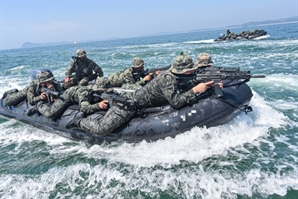 육군 특수전사령부, 폭염 속 해상침투훈련 실시