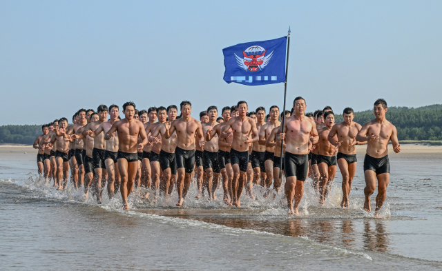 귀성부대 특전대원들이 본격적인 해상침투훈련에 앞서 체력단련을 하는 모습. 사진 제공=육군