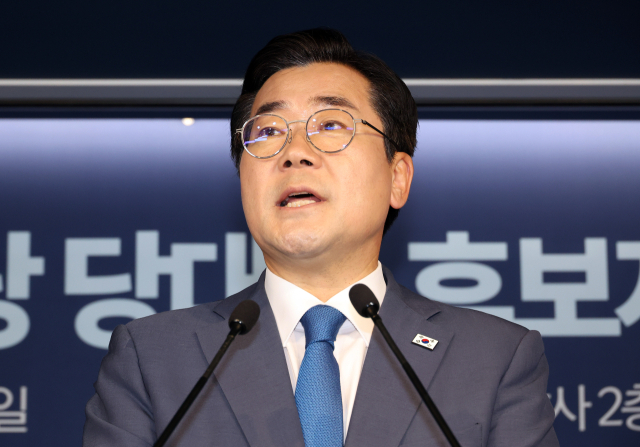 더불어민주당 대표 선거에 출마한 박찬대 의원이 10일 서울 여의도 중앙당사에서 후보 등록을 한 뒤 기자회견을 하고 있다. 연합뉴스