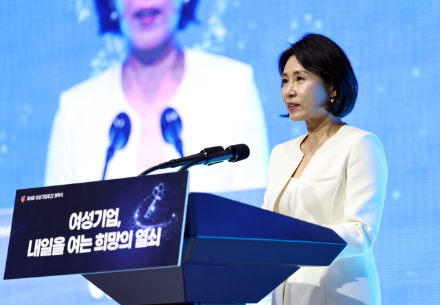 이재명 대통령의 부인 김혜경 여사가 1일 오후 서울 중구 신라호텔에서 열린 '제4회 여성기업주간 개막식'에 참석해 축사하고 있다. 뉴스1