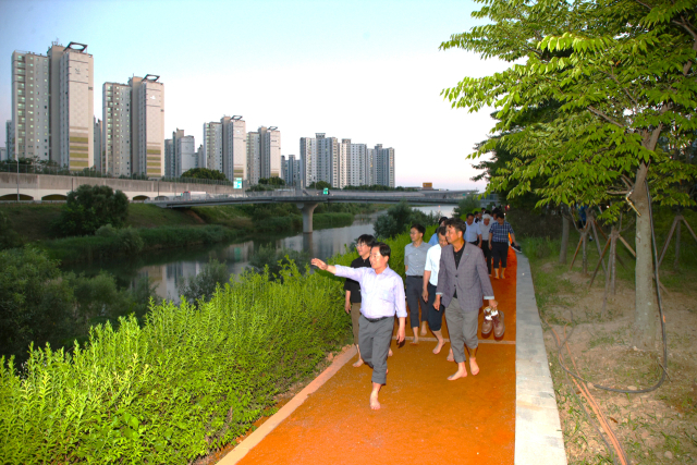 주광덕 남양주시장이 10일 왕숙천 테마정원에 조성된 맨발 걷기 길을 시민과 함께 걸으며 대화를 나누고 있다. 사진 제공=남양주시