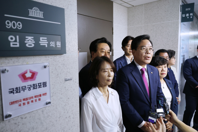 송언석 국민의힘 비대위원장 겸 원내대표가 11일 서울 여의도 국회 의원회관에서 해병 특검팀의 압수수색이 진행 중인 임종득 의원실을 찾아 입장을 밝히고 있다. 연합뉴스