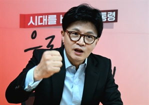韓 "계엄 당시 李처럼 숨지 않아"…장동혁 "언제까지 사과할 건가"