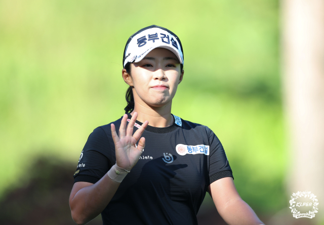 갤러리에게 인사하고 있는 김수지. 사진 제공=KLPGA