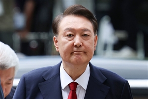 '구치소 선배' 조국 "교도소 기온 41도까지 올라 잠에서 계속 깬다"